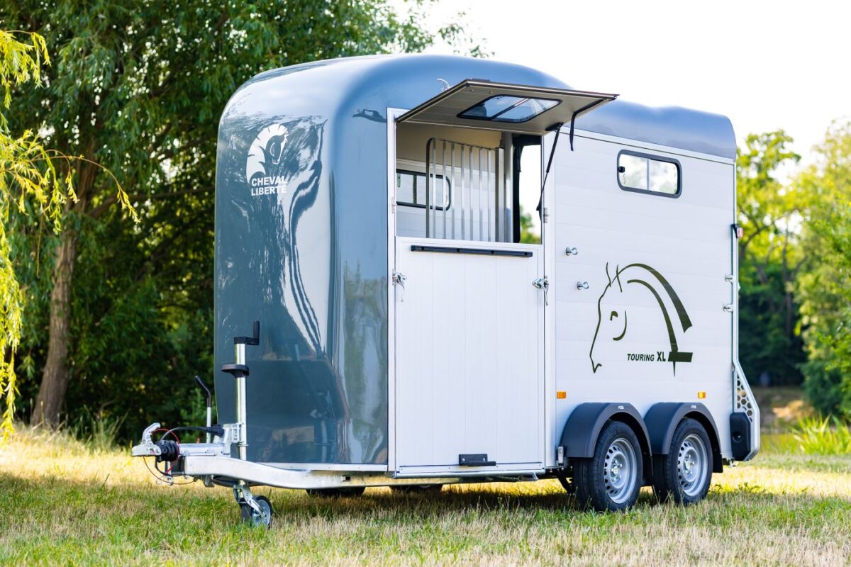 Touring XL + Built-in tack room - Double Horse Trailer
