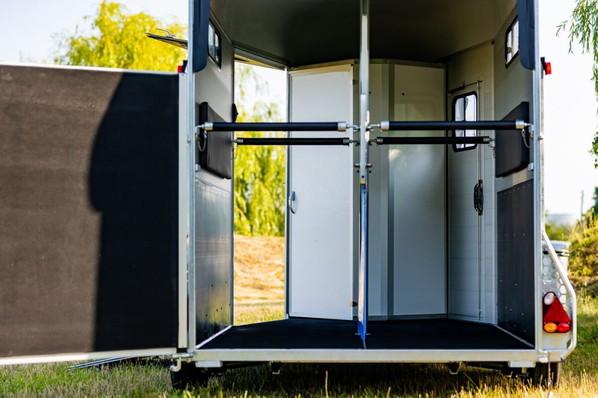 Touring XL + Built-in tack room - Double Horse Trailer - Image 4